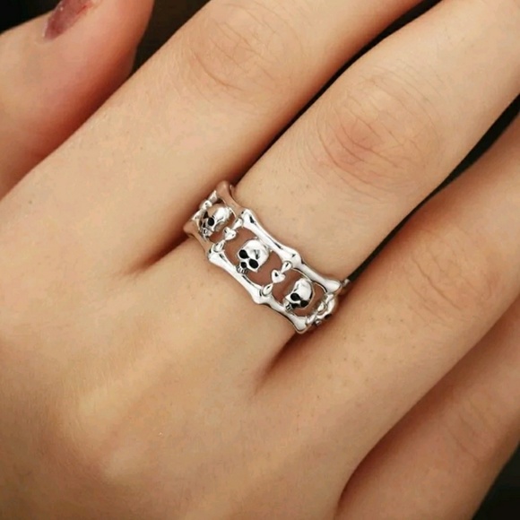 Ladie's size 7 skull ring - Picture 3 of 4